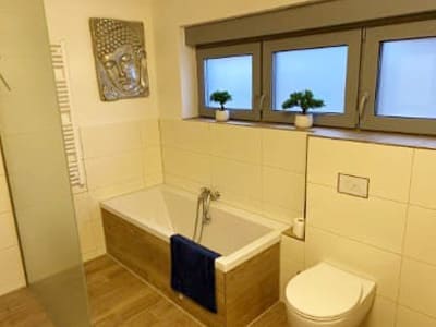 Badezimmer im Untergeschoß in der Nähe der Sees