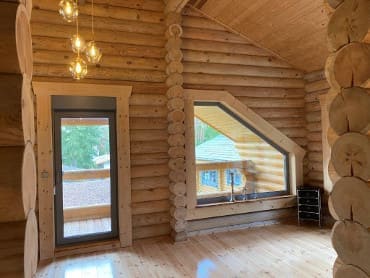  an der Mecklenburger Seenplatte das Blockhaus Obergeschoss Wohnzimmer
