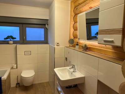 Badezimmer im Untergeschoß des Ferienhauses am See